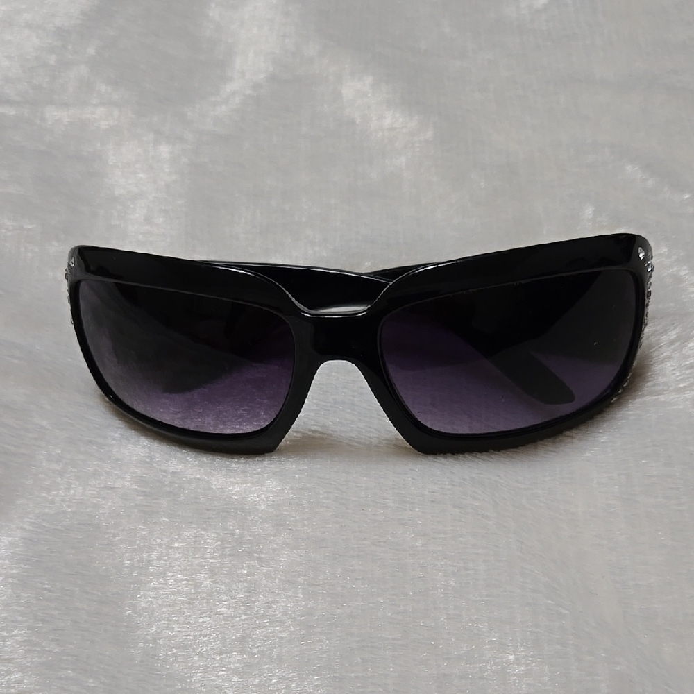 Sporty Black Wrap-Around Sunglasses with Gradient Lenses.Has Guns and Rhinestone